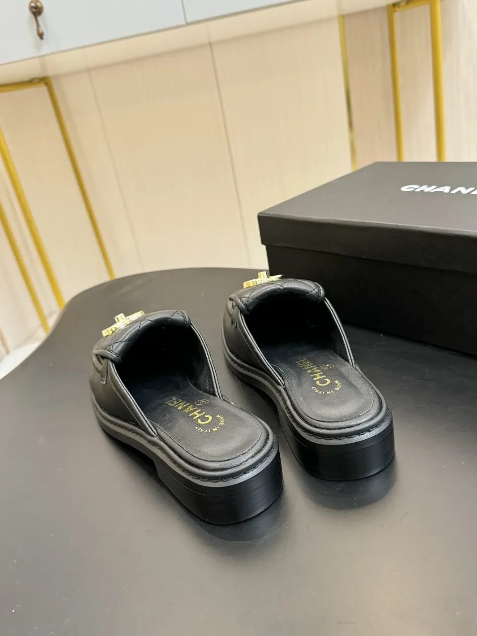 👟👟Ex-factory price 480👟👟 Xiaoxiang official website synchronizes the high version of CHANEL 2025 Chanel top buckle open-heeled shoes. The must-have hot style for early spring, the goddess series, has the elegant and ladylike temperament of Xiangjia, super attractive, irresistible, and heart-warming... ▪️The upper is imported sheepskin ▪️The lining is imported sheep lining (the same as the original version) ▪️Original model open version, genuine leather outsole🇮🇹 ▪️Standard size 35- 41 42 Customized, non-returnable
